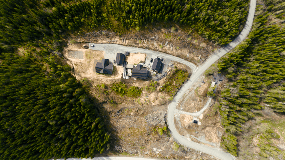 Dronebilde av hele boligfeltet sett ovenfra. Bildet er tatt i retning vestover
