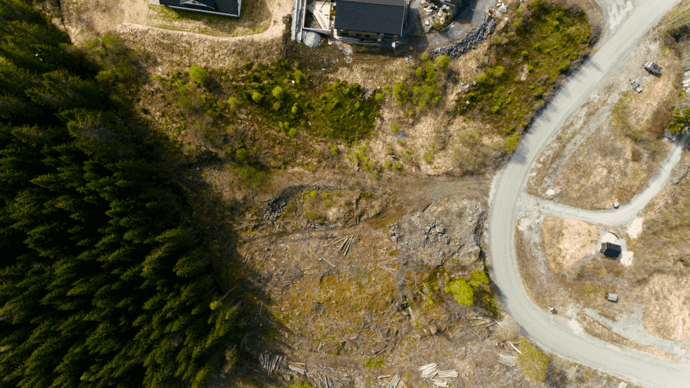 Dronebilde av boligfeltet sett ovenfra. Viser tomtene 1-5. Bildet er tatt i retning vestover